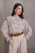 ⁦חולצת ARU הדפס דמוי רקמה⁩ – תמונה ⁦3⁩