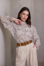 ⁦חולצת ARU הדפס דמוי רקמה⁩ – תמונה ⁦4⁩