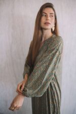 ⁦שמלת סול | ירוק פרא מוזהב⁩ – תמונה ⁦5⁩