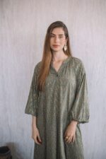 ⁦שמלת סול | ירוק פרא מוזהב⁩ – תמונה ⁦6⁩